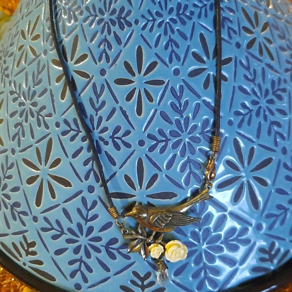 🐦Sweet Bird/Flower Necklace 🌼 - Picture 2 of 3